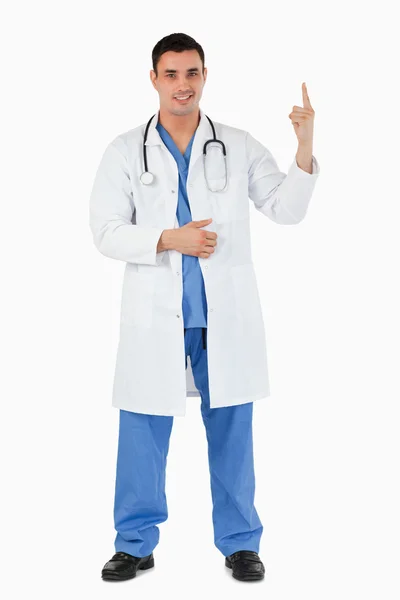 Portrait d'un médecin pointant vers un espace de copie — Photo