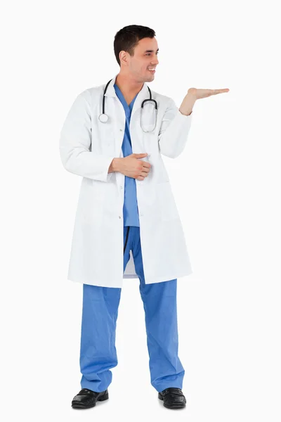 Retrato de um médico apresentando um espaço de cópia — Fotografia de Stock