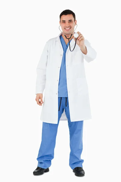 Ritratto di un giovane medico con stetoscopio — Foto Stock