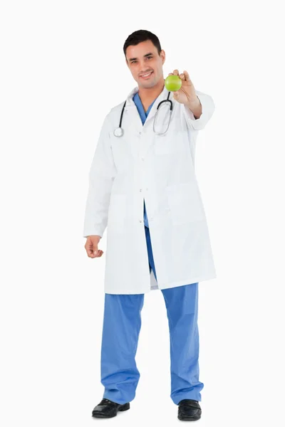 Portrait of a doctor showing an apple — Stock Photo, Image