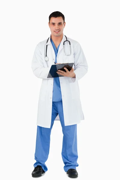 Retrato de un médico con un portapapeles — Foto de Stock