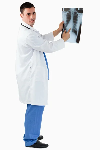 Porträt eines Arztes, der auf das Röntgenbild zeigt — Stockfoto