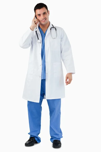 Retrato de um médico fazendo um telefonema — Fotografia de Stock