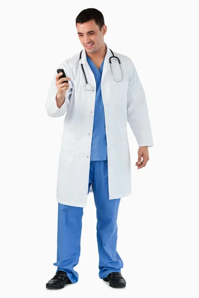 Retrato de um médico discando em seu celular — Fotografia de Stock
