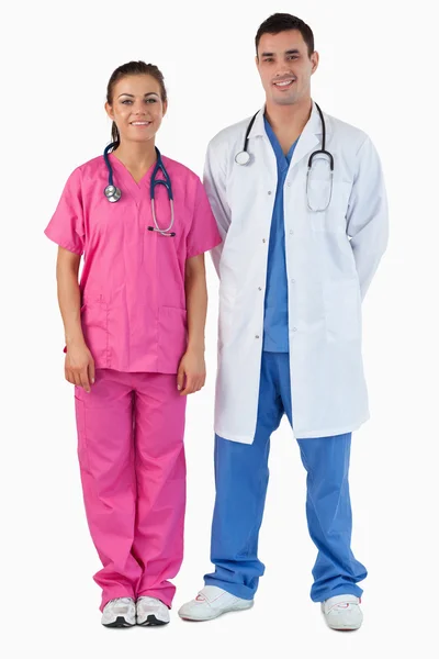 Retrato de un médico y una enfermera de pie — Foto de Stock