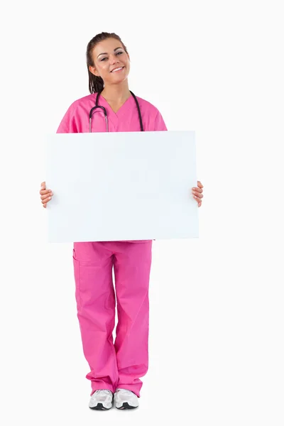 Portret kobiece kobieta lekarz przytrzymanie puste panel — Zdjęcie stockowe