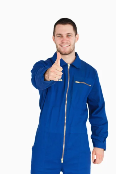 Palec nahoru, dána usmívající se mladí mechanik v kotli obleku — Stock fotografie