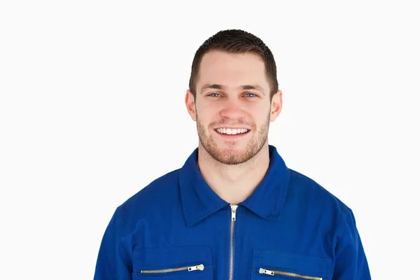 Uśmiechający się młody niebieski kołnierz pracownika — Zdjęcie stockowe