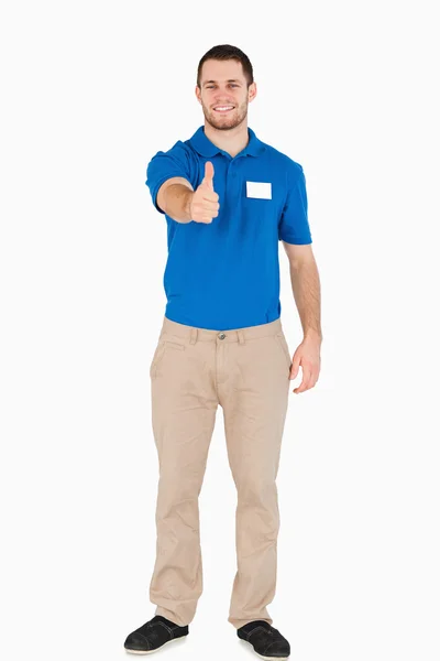 Sorrindo jovem vendedor dando polegar para cima — Fotografia de Stock