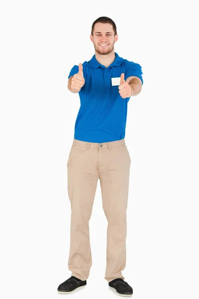 Sorrindo jovem vendedor dando polegares para cima — Fotografia de Stock