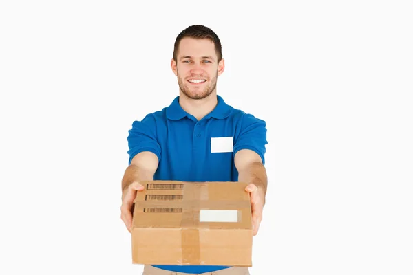 Sorridente giovane venditore consegna pacchetto — Foto Stock