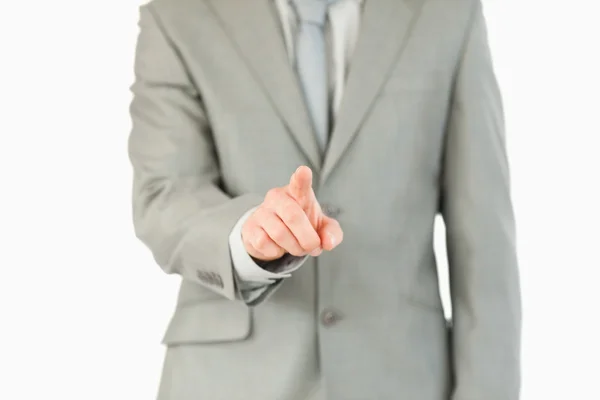Affärsmannens finger aktivera futuristiska pekskärm — Stockfoto