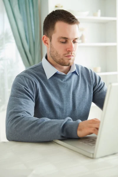 Empresário trabalhando em seu laptop em seu escritório em casa — Fotografia de Stock