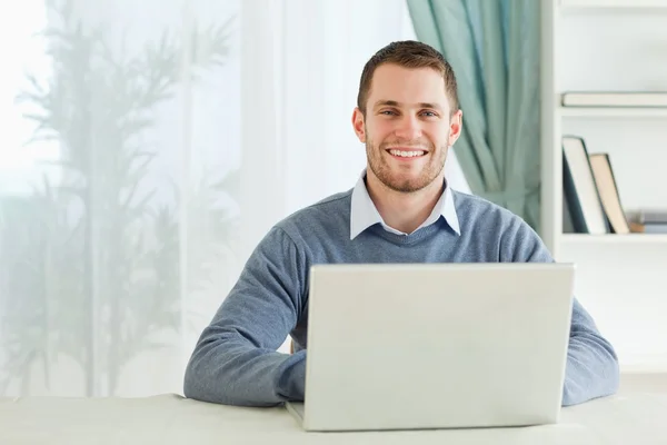 Sorridente giovane uomo d'affari che lavora nel suo home office — Foto Stock