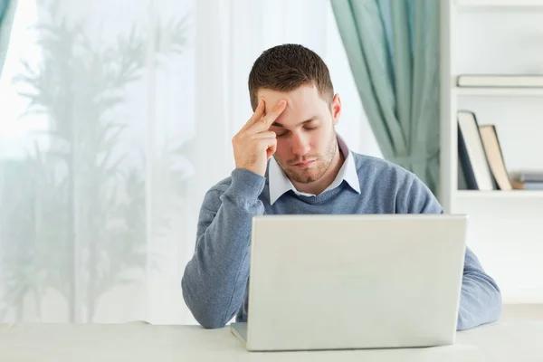 Trött affärsman på sin laptop i hans homeoffice — Stockfoto