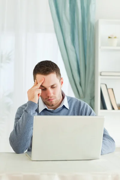 Desgastado empresário em seu laptop em seu escritório em casa — Fotografia de Stock