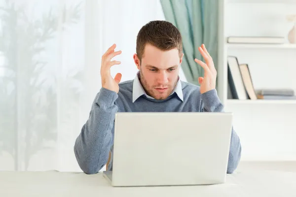 Бизнесмен испытывает проблемы с компьютером в своем домашнем офисе — стоковое фото