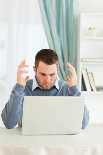 Homme d'affaires ayant des problèmes avec son ordinateur portable dans son bureau à domicile — Photo