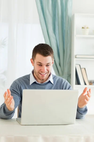 Бизнесмен удивлен своим ноутбуком в своем офисе — стоковое фото
