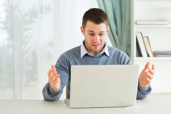 Businessman clueless about his laptop in his homeoffice — Stock Photo, Image