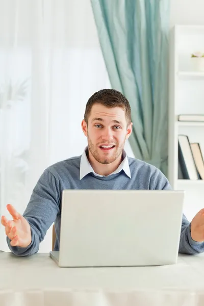 Businessman having no idea what's wrong with his laptop in his h — Stock Photo, Image
