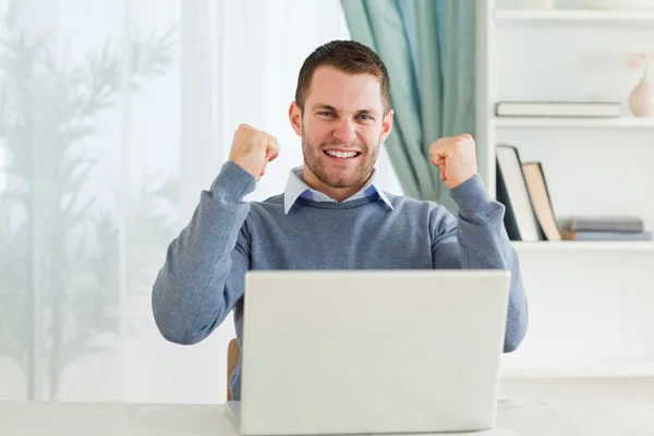 Businessman celebrating success in his homeoffice — Stock Photo, Image