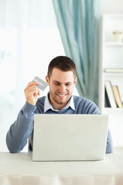 Masculino feliz sobre compras online — Fotografia de Stock