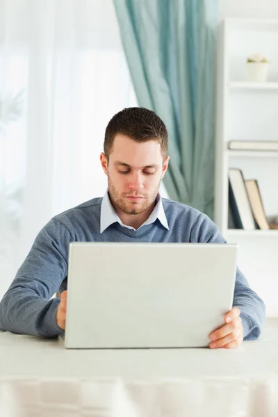 Человек со своим ноутбуком в своем офисе — стоковое фото