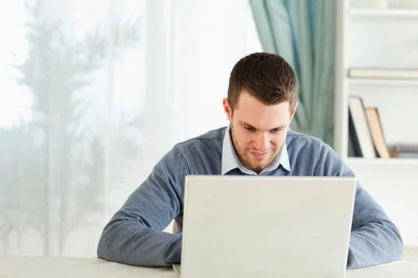 Man aan het werk concentreerde zich op zijn laptop in zijn homeoffice — Stockfoto