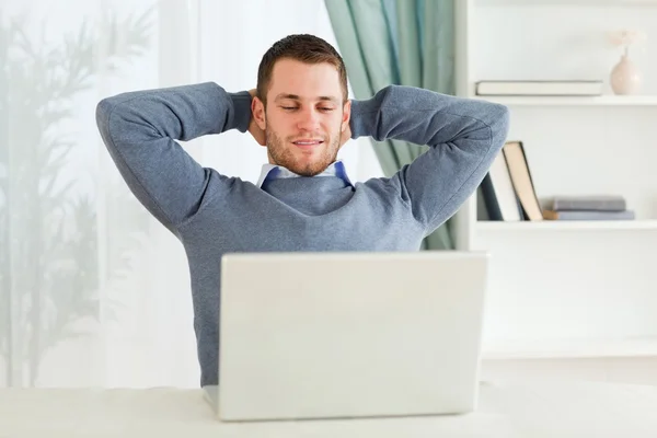 Businessman leaning back in his homeoffice — Stock Photo, Image