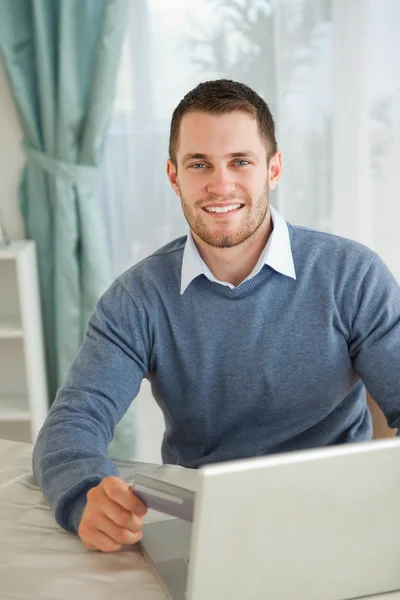 Sorrindo macho feliz com suas compras online — Fotografia de Stock