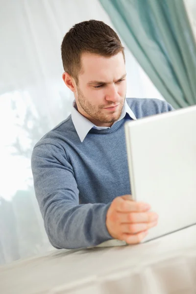 Empresário lendo em seu laptop — Fotografia de Stock