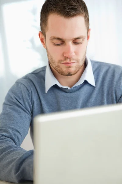 Giovane uomo digitando sul computer portatile — Foto Stock