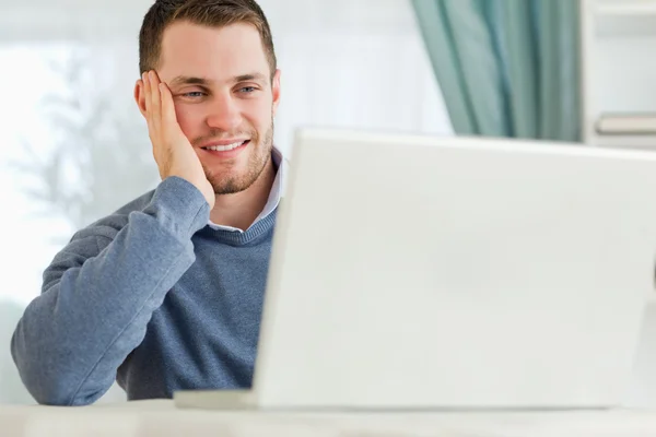 Sorrindo homem em seu laptop — Fotografia de Stock