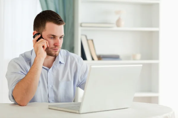 Businessman in his homeoffice calling — Stock Photo, Image