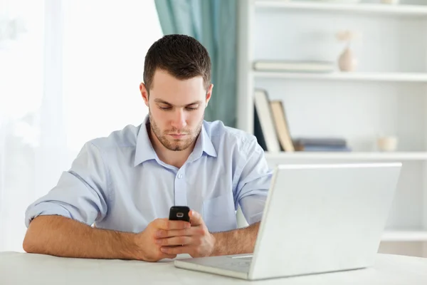 Businessman texting in his homeoffice — Stock Photo, Image