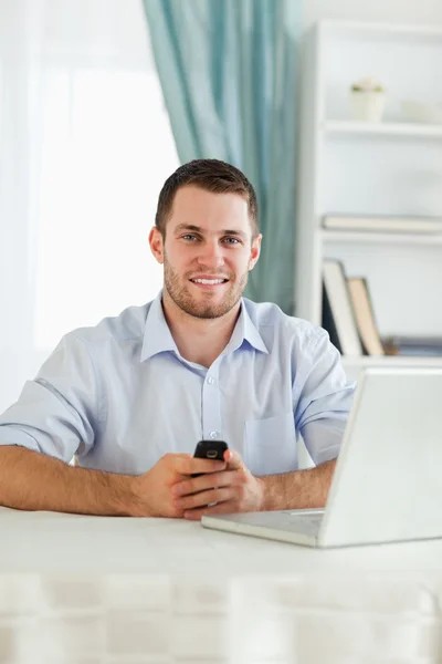 Businessman texting on his cellphone — Stock Photo, Image