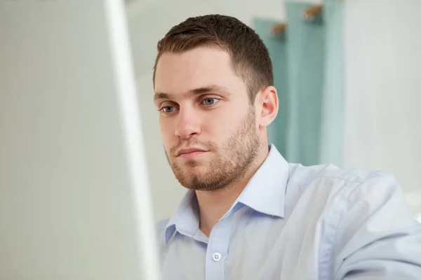 Young businessman working on his laptop — Stock Photo, Image