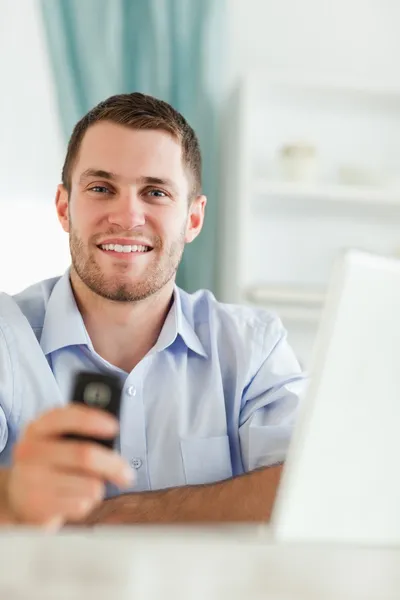 Uśmiechający się biznesmen z jego telefon — Zdjęcie stockowe