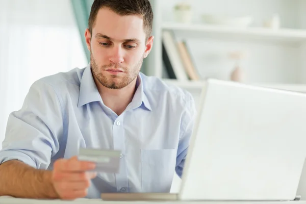 Affärsman med kreditkort och laptop — Stockfoto