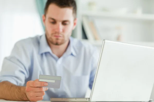 Homme d'affaires avec carte de crédit et carnet — Photo