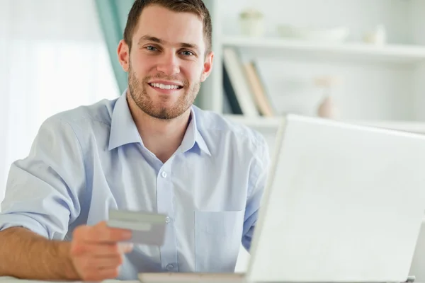 Homme d'affaires avec ordinateur portable et carte de crédit — Photo