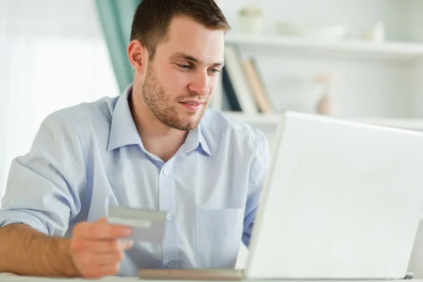 Uomo d'affari con computer portatile e carta di credito — Foto Stock