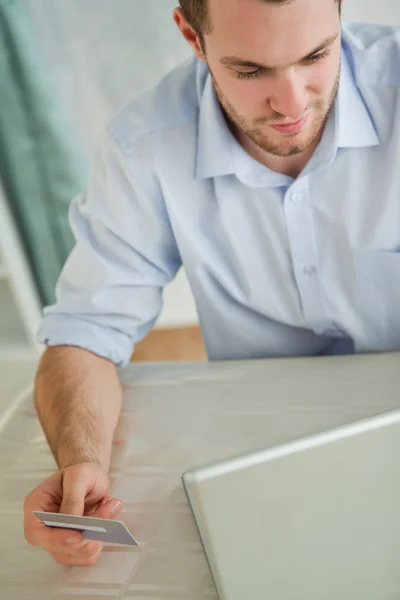 Бизнесмен с кредитной картой на ноутбуке — стоковое фото