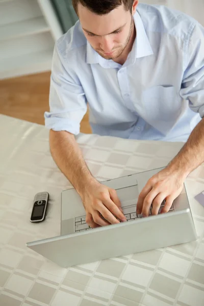 Homme d'affaires travaillant sur son ordinateur portable — Photo