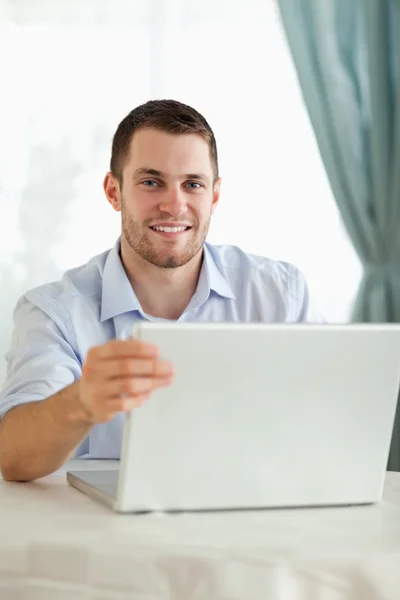 Biznesmen w swoim laptopie za biurkiem — Zdjęcie stockowe