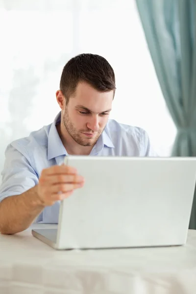 Biznesmen patrząc na laptopa — Zdjęcie stockowe