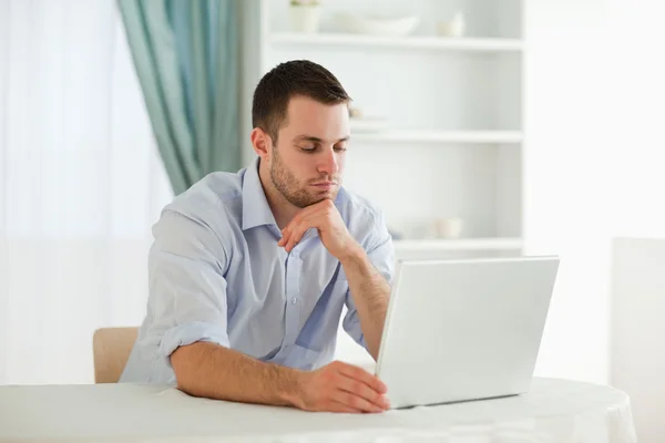 Affärsman som läser e-post — Stockfoto