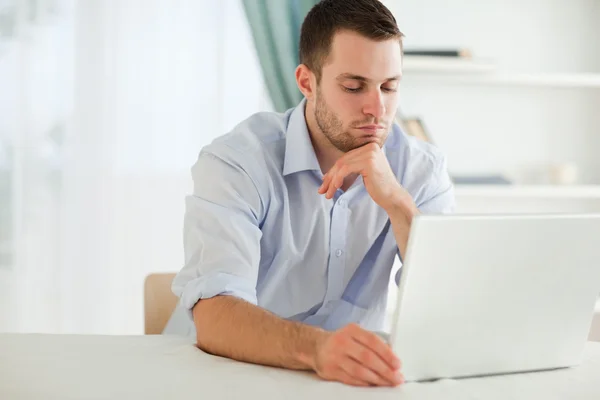 Podnikatel, čtení e-mailu na jeho laptopu — Stock fotografie