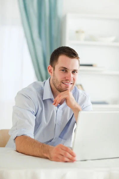 Affärsman som läser e-post på sin anteckningsbok — Stockfoto